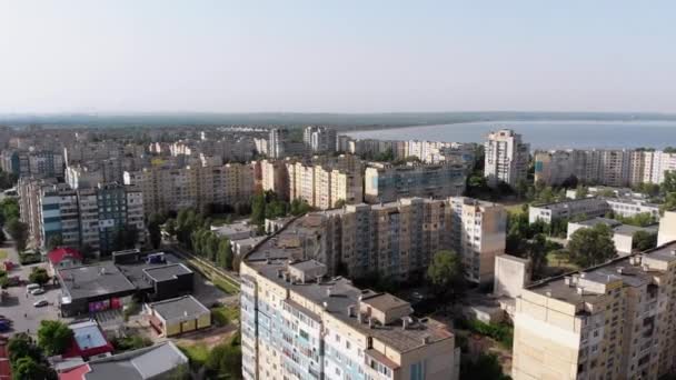 Luchtfoto Panorama van Woningbouwblokken van Multistory Gebouwen in de buurt van Natuur en Rivier — Stockvideo