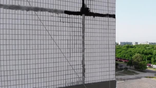 Aerial, Industrial Climber for Insulated Facades Putty Cement on Fiberglass Mesh — Wideo stockowe