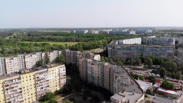 Vista aérea de los edificios de varios pisos en el área de dormir de la pequeña ciudad cerca del bosque — Vídeo de stock