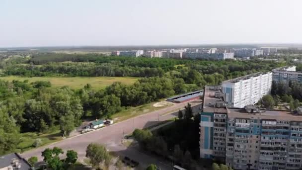 Légi felvétel Multi-Storey Épületek Sleeping Area of Small City közel Forest — Stock videók