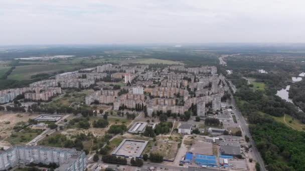 Panorama aéreo de bloques habitables de edificios de varios pisos cerca de la naturaleza y el río — Vídeos de Stock