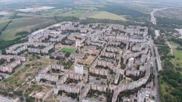 Panorama aérien sur la ville avec des bâtiments à plusieurs étages près de la nature et de la rivière — Video