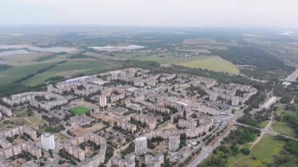 Panorama Aérien Des Blocs D'habitation De Bâtiments à plusieurs étages Près De La Nature Et De La Rivière — Video