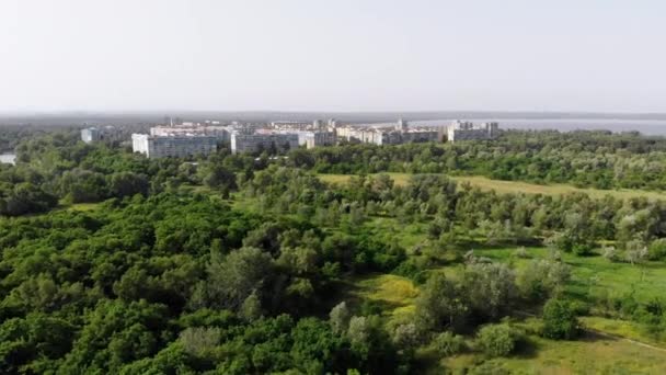 Volando sobre un bosque verde cerca de Sleeping Área en Small Town. Verano — Vídeos de Stock