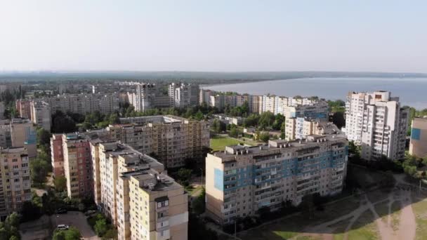 Panorama aéreo de bloques habitables de edificios de varios pisos cerca de la naturaleza y el río — Vídeos de Stock