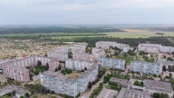 Panorama lotnicza bloków mieszkalnych wielopiętrowych budynków w pobliżu przyrody i rzeki — Wideo stockowe