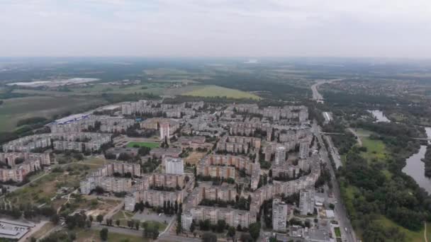 Letecké Panorama na město s multi-patrové budovy v blízkosti přírody a řeky — Stock video