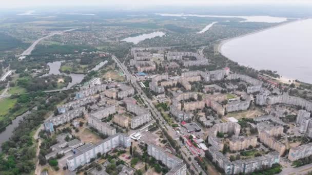 Panorama lotnicza na mieście z wielopiętrowymi budynkami w pobliżu natury i rzeki — Wideo stockowe