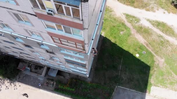 Parete industriale della facciata dell'edificio della pittura dell'arrampicatore, lavoro di isolamento, vista aerea — Video Stock