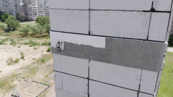 Pintura de escalador industrial Edificio Fachada Pared, Trabajos de aislamiento, Vista aérea — Vídeos de Stock