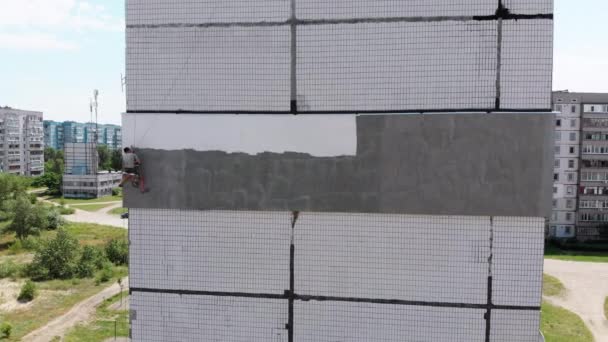 Průmyslový horolezec Malba budova fasádní stěna, Izolační práce, Letecký pohled — Stock video