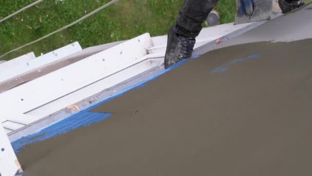 Endüstriyel dağcı, fiberglas örgü üzerinde Trowel macunu yapıştırıcısı kullanarak dış cepheyi izole ediyor. — Stok video