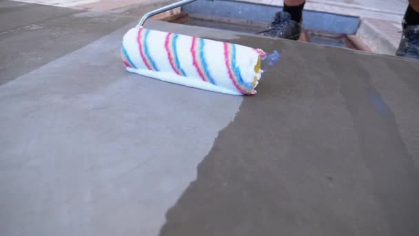 El escalador industrial prepara la pared del edificio con un rodillo. Moción lenta — Vídeo de stock