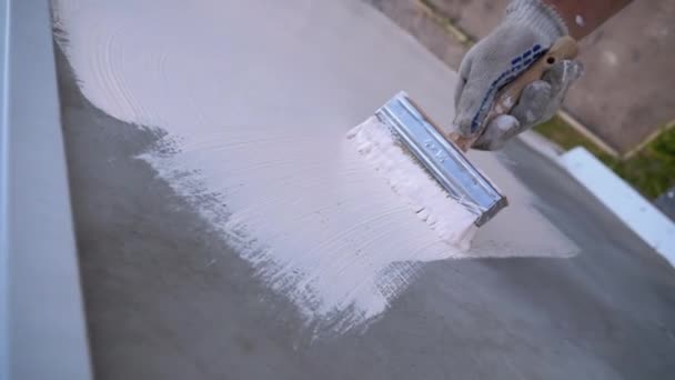 Pinturas de escalador industrial Pared de fachada con pintura blanca con pincel. Moción lenta — Vídeo de stock