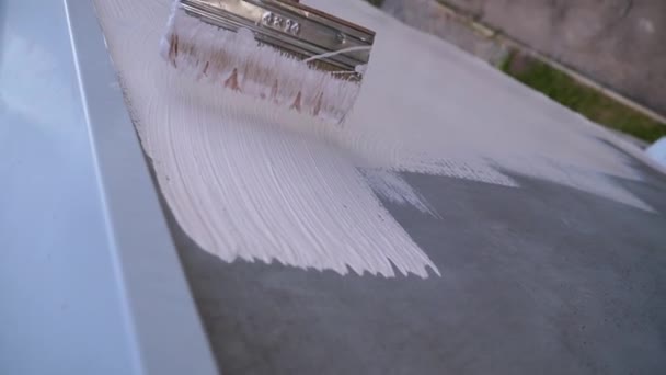 Tintas de alpinista industrial Parede de fachada com tinta branca usando pincel. Movimento lento — Vídeo de Stock
