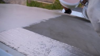 Endüstriyel dağcı boya fırçasıyla duvarları beyaz boyayla boyuyor. Yavaş Hareket