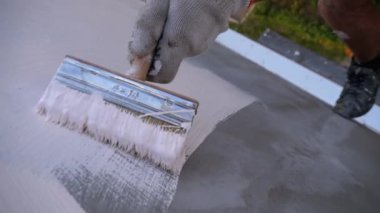 Endüstriyel dağcı boya fırçasıyla duvarları beyaz boyayla boyuyor. Yavaş Hareket