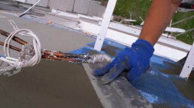 Endüstriyel dağcı, fiberglas örgü üzerinde Trowel macunu yapıştırıcısı kullanarak dış cepheyi izole ediyor.