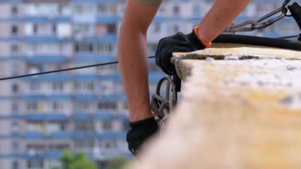 Industrial Climber in Equipment on Edge of Roof Prepares to Go Down on the Ropes (dalam bahasa Inggris) — Stok Video