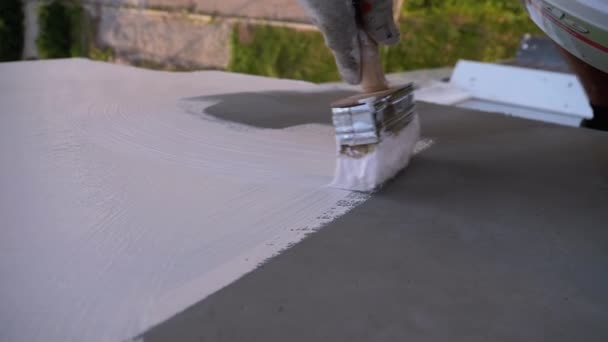 Industriële klimmer verf muur van gevel met witte verf met behulp van Paintbrush. Langzame beweging — Stockvideo