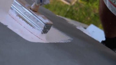 Endüstriyel dağcı boya fırçasıyla duvarları beyaz boyayla boyuyor. Yavaş Hareket