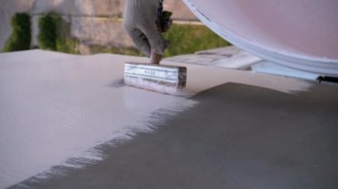 Endüstriyel dağcı boya fırçasıyla duvarları beyaz boyayla boyuyor. Yavaş Hareket