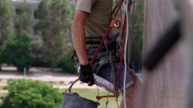 Damın Kıyısında Endüstriyel Tırmanma İniş İçin Hazırlık Yapıyor