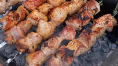 Şiş şişler ızgarada hazır bekliyor. Kömür Izgarasında Pişmiş Çiğ Et