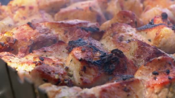 Brochettes sur brochettes sont préparés sur le gril. Viande crue cuite sur le barbecue au charbon de bois