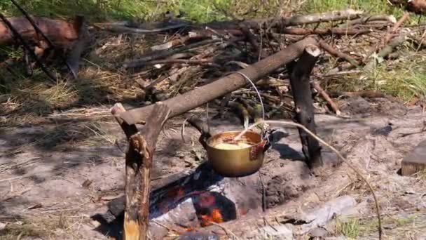 Cucinare su un fuoco aperto in un vaso turistico. Cappello da Bowler Turistico Appeso al Falò — Video Stock