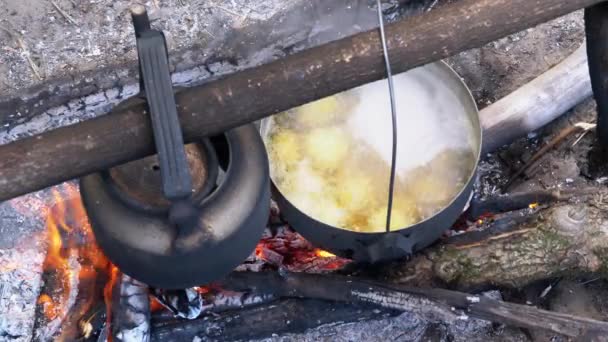 Turist mekanında ateşte yemek pişirmek. Turist Bowlingci Şapka Şenlik Ateşi 'nde Asılı — Stok video