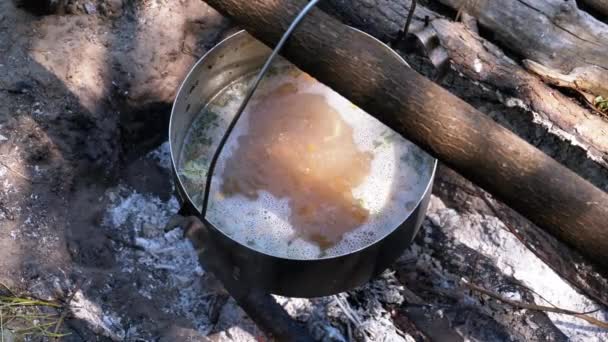 Matlagning på en öppen eld i en turist Pot. Tourist Bowler Hatt Hängning vid Bonfire — Stockvideo