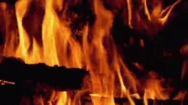 Şenlik ateşi Geceleyin yanıyor.