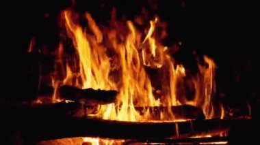 Şenlik ateşi Geceleyin yanıyor.