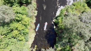 Nehir yatağı boyunca kano ve kano gezisi. Rafting. Bir Tekne İzleniyor