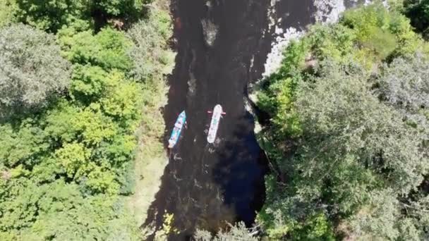 Kajak- und Kanufahren entlang des Flussbettes aus der Luft. Rafting. Auf der Spur eines Bootes — Stockvideo
