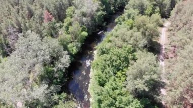 Nehir yatağı boyunca kano ve kano gezisi. Rafting. Bir Tekne İzleniyor
