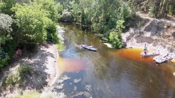 Kayak e canoa lungo il fiume Vista aerea. Rafting. Tracciare una barca — Video Stock