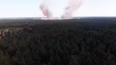Buğday tarlasında havadan ateş manzarası. Tarım Tarlalarının Üzerinde Duman Uçuyor