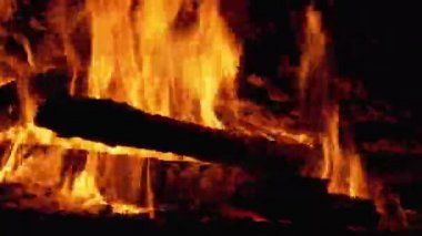 Şenlik ateşi. Branch 'tan kamp ateşi gece yanar..