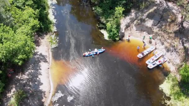 Kajakpaddling och kanotpaddling längs Riverbed Aerial View. Forsränning. Spåra en båt — Stockvideo