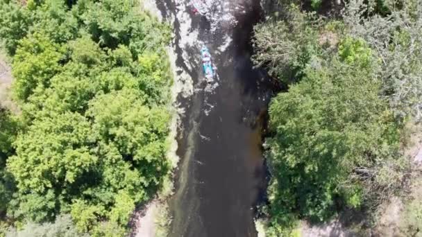 Canoë-kayak et kayak le long du lit de la rivière Vue aérienne. Rafting. Suivre un bateau — Video