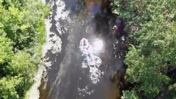 Jízda na kajaku a kanoistika po řece Aerial View. Rafting. Sledování lodi — Stock video