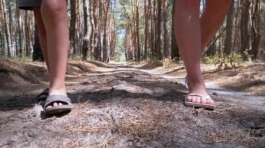 Genç Anne ve Oğlu 'nun Bacakları Yazın Ormanda Yürüyen Yol. Yavaş Hareket