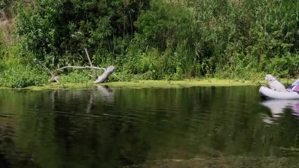 Kayak y piragüismo a lo largo del lecho del río. Rafting. Seguimiento de un barco — Vídeo de stock