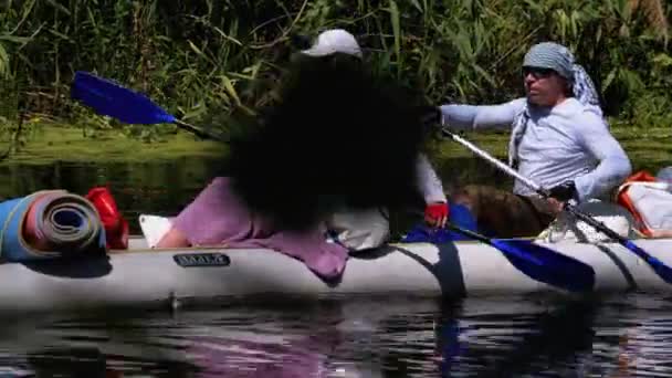 Kayak y piragüismo a lo largo del lecho del río. Rafting. Seguimiento de un barco — Vídeo de stock