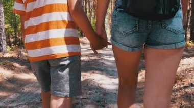 Genç Anne ve Oğlu Elele tutuşuyor Ormanda Bir Yol Üzerinde Yürüyorlar. Yavaş Hareket