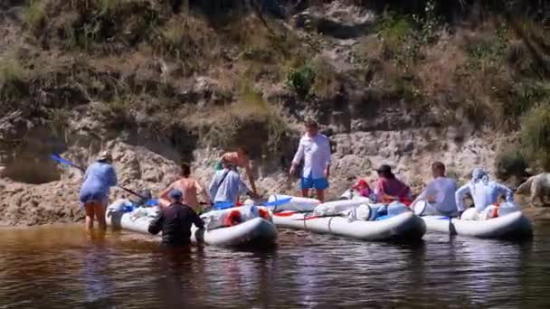 Καγιάκ και κανό κατά μήκος του ποταμού. Ράφτινγκ. Παρακολούθηση ενός σκάφους — Αρχείο Βίντεο