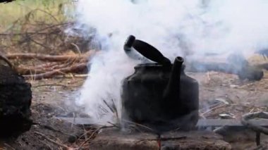 Soot Kettle 'ın Turist Ateşinde Kaynamasıyla Kararıyor