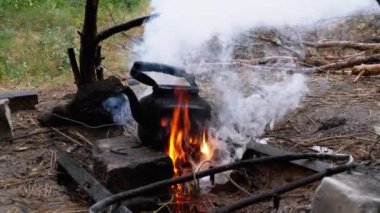 Soot Kettle 'ın Turist Ateşinde Kaynamasıyla Kararıyor